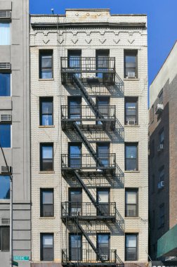 New York 'taki eski apartman ve yangın merdivenleri manzaralı.