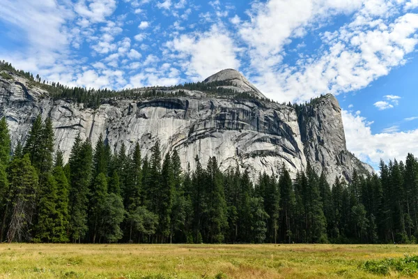 约塞米蒂国家公园的约塞米蒂谷约塞米蒂谷 Yosemite Valley 是位于加利福尼亚州中西部内华达山脉的约塞米蒂国家公园的一个冰川谷 — 图库照片