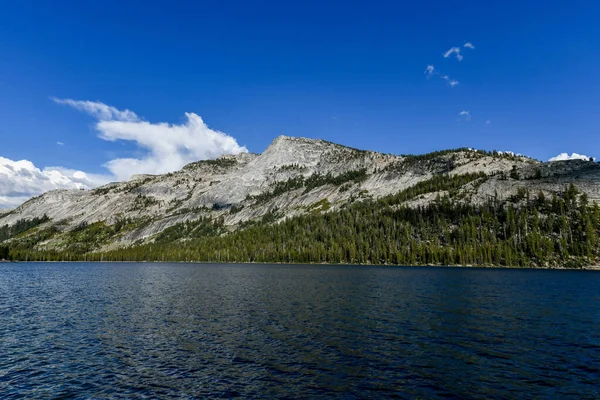 Yosemite Milli Parkı Ndaki Tenaya Gölü Manzarası 484 Metre Yükseklikte — Stok fotoğraf
