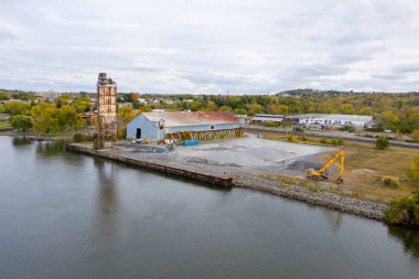 Hudson Nehri kıyısındaki terk edilmiş fabrika / depo Hudson, New York.