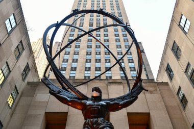 New York, New York - 14 Kasım 2020: Emlak firması Tishman Speyer Rockefeller Center 'daki Atlas ve diğer klasik heykellere maskeler takarak New Yorkluları COVID-19 yüz maskesi takmaya teşvik etti..
