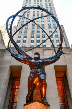 New York, New York - 14 Kasım 2020: Emlak firması Tishman Speyer Rockefeller Center 'daki Atlas ve diğer klasik heykellere maskeler takarak New Yorkluları COVID-19 yüz maskesi takmaya teşvik etti..