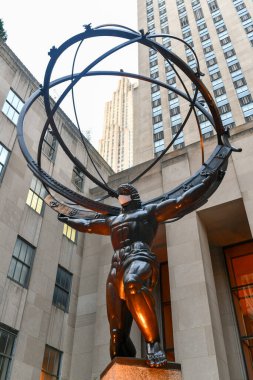 New York, New York - 14 Kasım 2020: Emlak firması Tishman Speyer Rockefeller Center 'daki Atlas ve diğer klasik heykellere maskeler takarak New Yorkluları COVID-19 yüz maskesi takmaya teşvik etti..