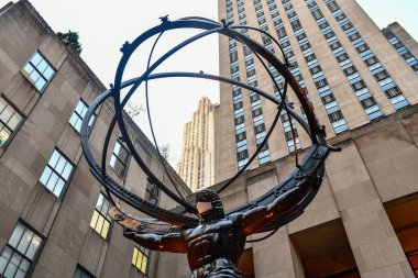 New York, New York - 14 Kasım 2020: Emlak firması Tishman Speyer Rockefeller Center 'daki Atlas ve diğer klasik heykellere maskeler takarak New Yorkluları COVID-19 yüz maskesi takmaya teşvik etti..