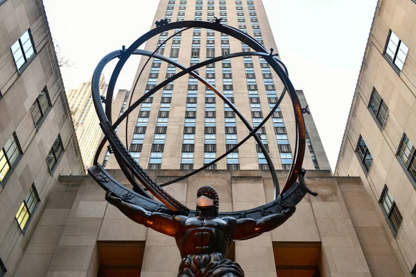 New York, New York - 14 Kasım 2020: Emlak firması Tishman Speyer Rockefeller Center 'daki Atlas ve diğer klasik heykellere maskeler takarak New Yorkluları COVID-19 yüz maskesi takmaya teşvik etti..