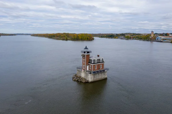 哈德逊雅典灯塔 Hudson Athens Lighthouse 有时被称为哈德逊城灯塔 Hudson City Light 是位于纽约州哈德逊河的一座灯塔 — 图库照片