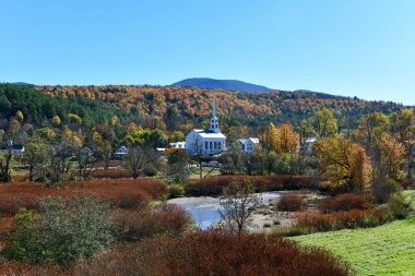 Sonbaharın sonlarında Vermont 'taki renkli yeşillik ve halk kilisesi ile Stowe panoraması.