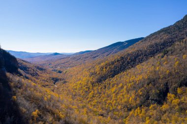 Kaçakçılar Notch, Vermont 'ta sonbahar yeşilliklerinin panoramik görünümü.