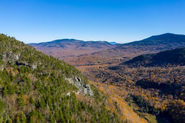 Kaçakçılar Notch, Vermont 'ta sonbahar yeşilliklerinin panoramik görünümü.