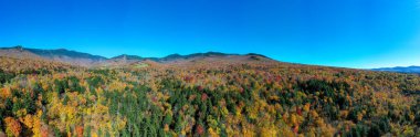 Stowe, Vermont 'taki tepedeki düşüşün panoramik manzarası.