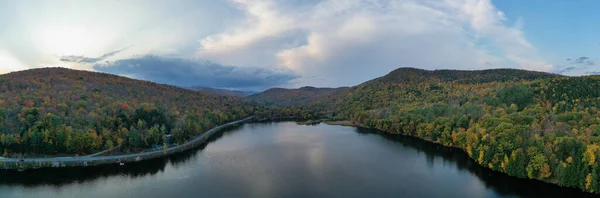 Letecký Pohled Jezero Amherst Podzimním Listí Plymouthu Vermontu — Stock fotografie