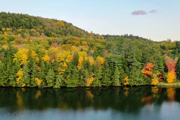 バーモント州プリマスの秋の葉でアムハースト湖の空中ビュー — ストック写真