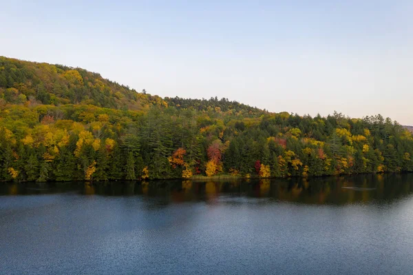 Widok Lotu Ptaka Jezioro Amherst Jesienią Plymouth Vermont — Zdjęcie stockowe