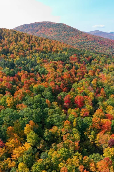 ニューヨーク州北部のキャッツキル山脈に沿った5つの州の展望台に沿った紅葉の空中ビュー — ストック写真