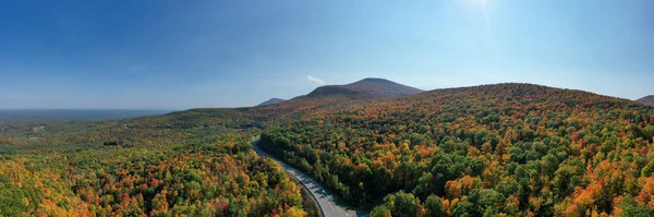 ニューヨーク州北部のキャッツキル山脈に沿った5つの州の展望台に沿った紅葉の空中ビュー — ストック写真