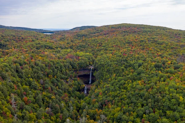 ニューヨーク州北部のキャッツキル山脈のキャッツキル滝と紅葉 — ストック写真