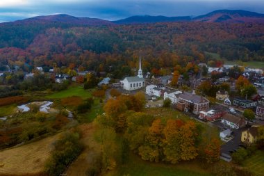 Sonbaharda Vermont 'taki renkli yeşillik ve halk kilisesi ile Stowe Panoraması.