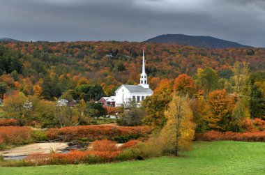Sonbaharda Vermont 'taki renkli yeşillik ve halk kilisesi ile Stowe Panoraması.