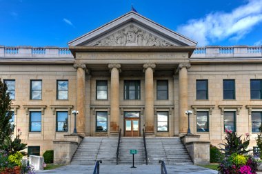 Greene County Adliyesi, Catskill, New York 'ta Yunan diriliş tarzında ön cephe inşa ediyor..