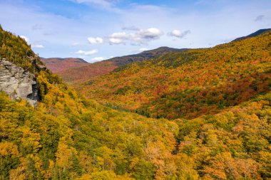 Kaçakçılar Notch, Vermont 'taki tepeden düşen yaprakların panoramik görünümü.