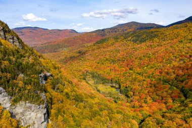 Kaçakçılar Notch, Vermont 'taki tepeden düşen yaprakların panoramik görünümü.