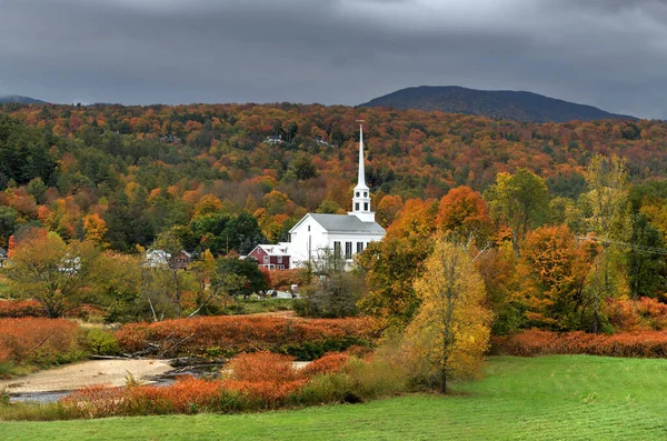 Panorama Stowe Outono Com Folhagem Colorida Igreja Comunitária Vermont — Fotografia de Stock