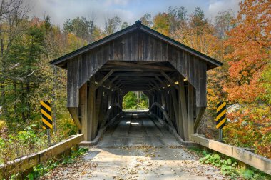 Cambridge, Vermont 'taki Grist Mill Köprüsü sonbahar yeşillikleri sırasında kaplandı.