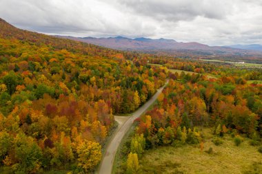 Sonbaharda en yüksek yeşillik döneminde Vermont ve çevresinin havadan görüntüsü..