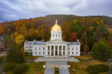 Montpelier Vermont, ABD 'deki Eyalet Kongre Binası. Mevcut Yunan Uyanış yapısı, Devlet Binası ile aynı alanda kullanılan üçüncü bina. 1859 'da işgal edilmiş..
