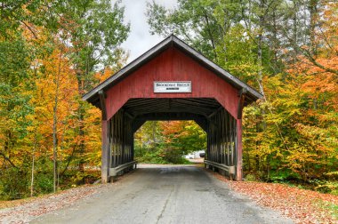 Brooklyn Köprüsü Stowe, Vermont 'ta sonbahar yeşillikleri sırasında Batı Şubesi' nin üzerindeki Little River.