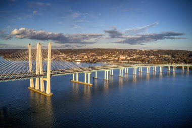 New York 'taki Hudson Nehri' ni kapsayan Yeni Tappan Zee Köprüsü (Vali M. Cuomo).