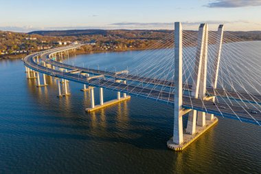 New York 'taki Hudson Nehri' ni kapsayan Yeni Tappan Zee Köprüsü (Vali M. Cuomo).