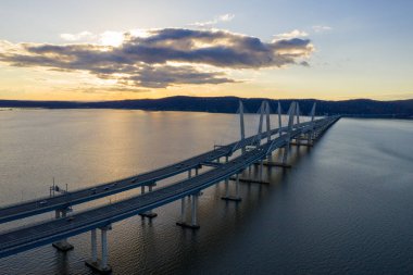 New York 'taki Hudson Nehri' ni kapsayan Yeni Tappan Zee Köprüsü (Vali M. Cuomo).
