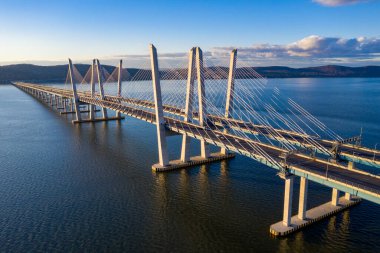New York 'taki Hudson Nehri' ni kapsayan Yeni Tappan Zee Köprüsü (Vali M. Cuomo).