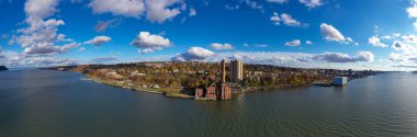 New York, Yonkers 'taki terk edilmiş Glenwood Elektrik Santrali Romanesk-Diriliş tarzında tasarlandı. Glenwood-on-the-Hudson 'da 1904 ve 1906 yılları arasında inşa edilmiş..