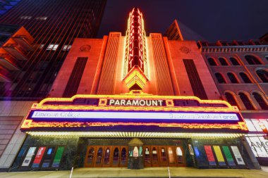 Boston, Massachusetts - 27 Kasım 2020: Paramount Tiyatrosu, Boston, Massachusetts 'teki Washington Caddesi boyunca gece. Paramount, Boston 'da bir sahne sanatları tesisi..
