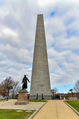 Bunker Hill Anıtı, Amerikan Devrimci Savaşı 'nda İngiliz ve Vatansever güçler arasındaki ilk büyük çatışmalardan biri olan Bunker Hill Muharebesi anısına dikildi..