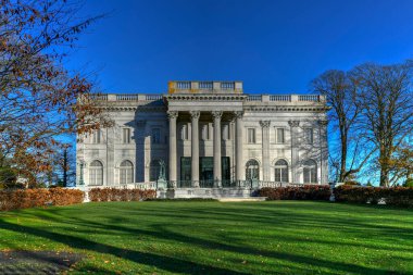 Newport, Rhode Island - 29 Kasım 2020: Marble House, Newport, Rhode Island RI, ABD 'de bulunan Bellevue Avenue Historic District' te bulunan bir Altın Çağ konağıdır..
