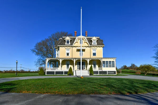 艾森豪威尔大厦 Eisenhower House 旧称亚当斯堡第一指挥官住宅 Commandant Residence 是罗得岛新港亚当斯堡州立公园的一部分 — 图库照片