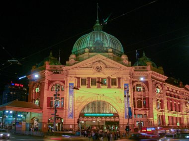 Melbourne, Avustralya - 18 Mart 2006: Flinders Street tren istasyonu, Melbourne, Avustralya, Victoria 'nın ikonik bir binası. 1909 'da yapılmış..