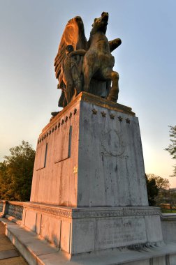 Washington, DC 'de gün batımında West Potomac Park' taki Lincoln Memorial Circle 'da barış sanatı, bronz, ateş yaldızlı heykel grupları