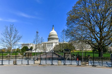 Washington, DC - 3 Nisan 2021: Trump destekli isyancılar tarafından saldırıya uğradıktan sonra Kongre Binası 'nda yeni güvenlik ve eskrim yapıldı.