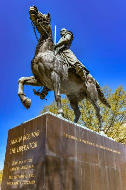 Washington, DC - 3 Nisan 2021: Altın harfli mermer bir heykel üzerinde Simon Bolivar 