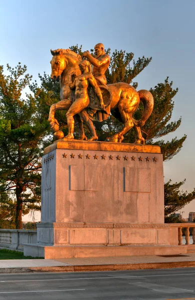 ワシントンDc 2021年4月4日 ワシントンDcの日没時に西ポトマック公園のリンカーン記念サークルにある戦争 火金の彫像グループ — ストック写真