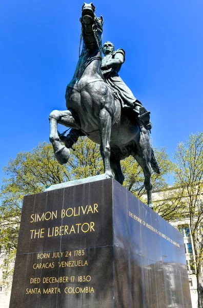 Washington, DC - 3 Nisan 2021: Altın harfli mermer bir heykel üzerinde Simon Bolivar 
