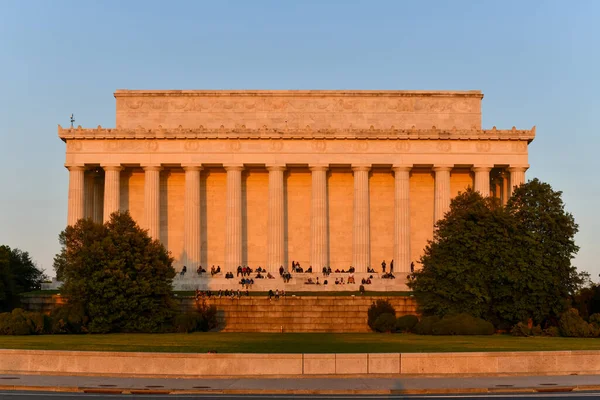 Washington Apr 2021 Lincoln Memorial Rear Spectators Enjoying Sunset Spring — Stock Fotó