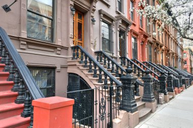 Manhattan, New York 'taki Harlem' deki Brownstone binalarının görüntüsü.