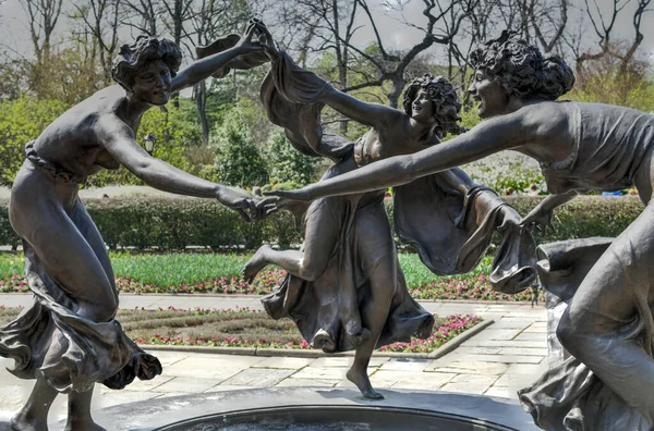 ニューヨーク州マンハッタンのアンターマイアー ファウンテン ウォルター スコットの3人のダンシング メイデンの彫刻の噴水とブロンズ鋳造物は 中央公園の音楽院庭園に位置しています — ストック写真