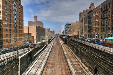 Manhattan 'daki Metro-North Demiryolu Hattı New York' taki Doğu 97. Cadde 'de aşağıdan yukarıya doğru gidiyor..