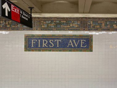 Brooklyn, New York - 24 Nisan 2021: Manhattan, New York 'ta 14. Cadde boyunca Birinci Cadde Metro İstasyonu tabelası.